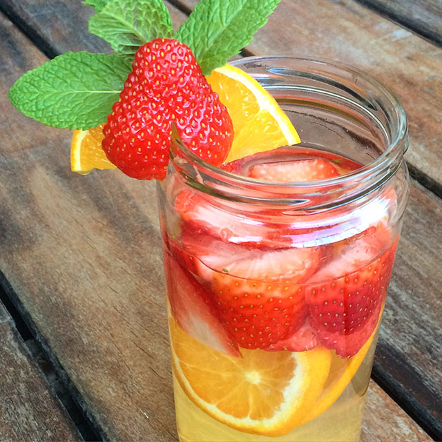agua saborizada de naranja y fresa. saludable y sin azúcar
